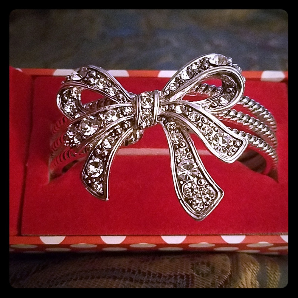 NWOT Beautiful bow cuff bracelet